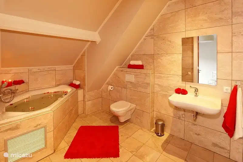 Zwei Badezimmer verfügen über einen eigenen Jacuzzi.