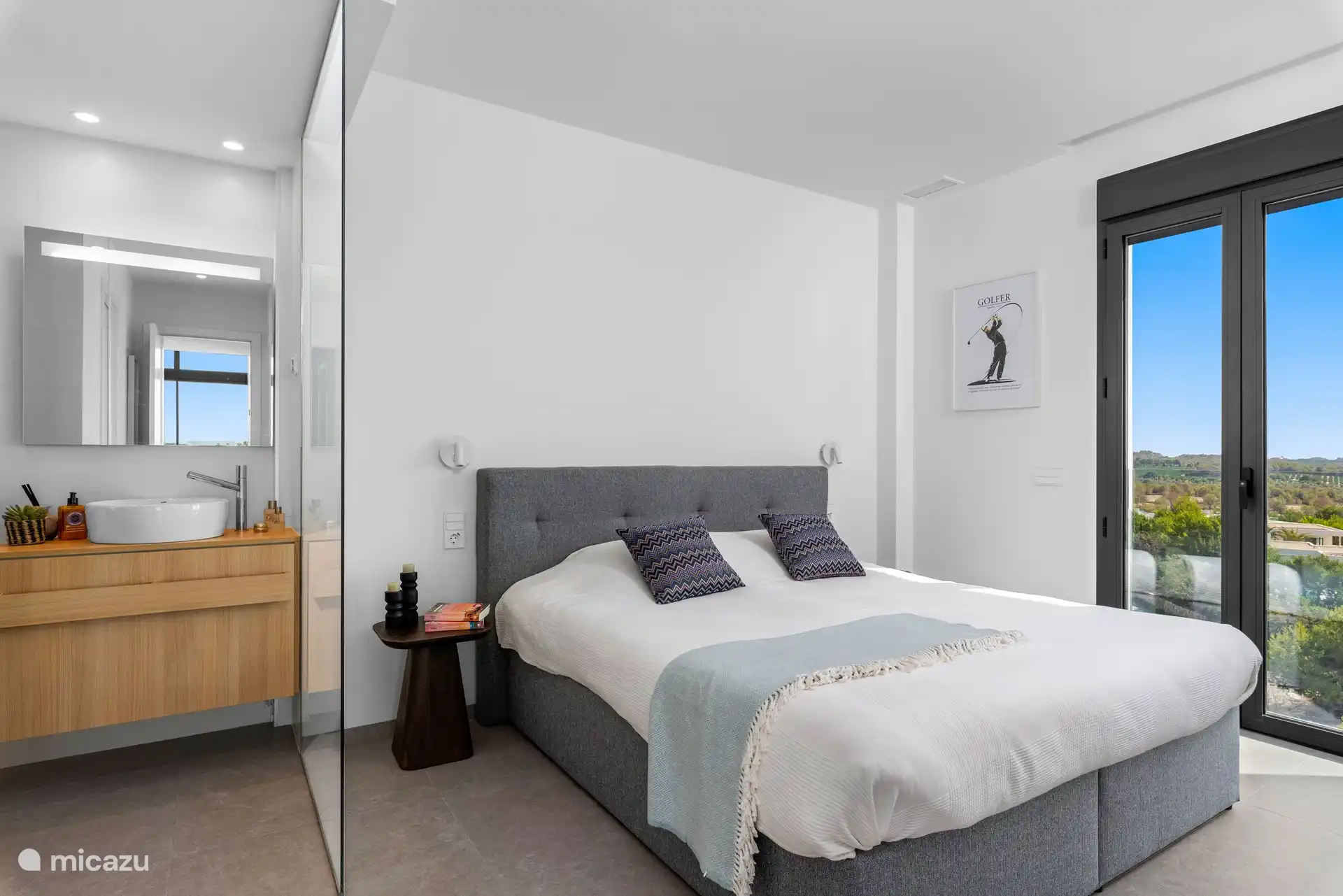 Hauptschlafzimmer mit eigenem Bad und Ankleidezimmer