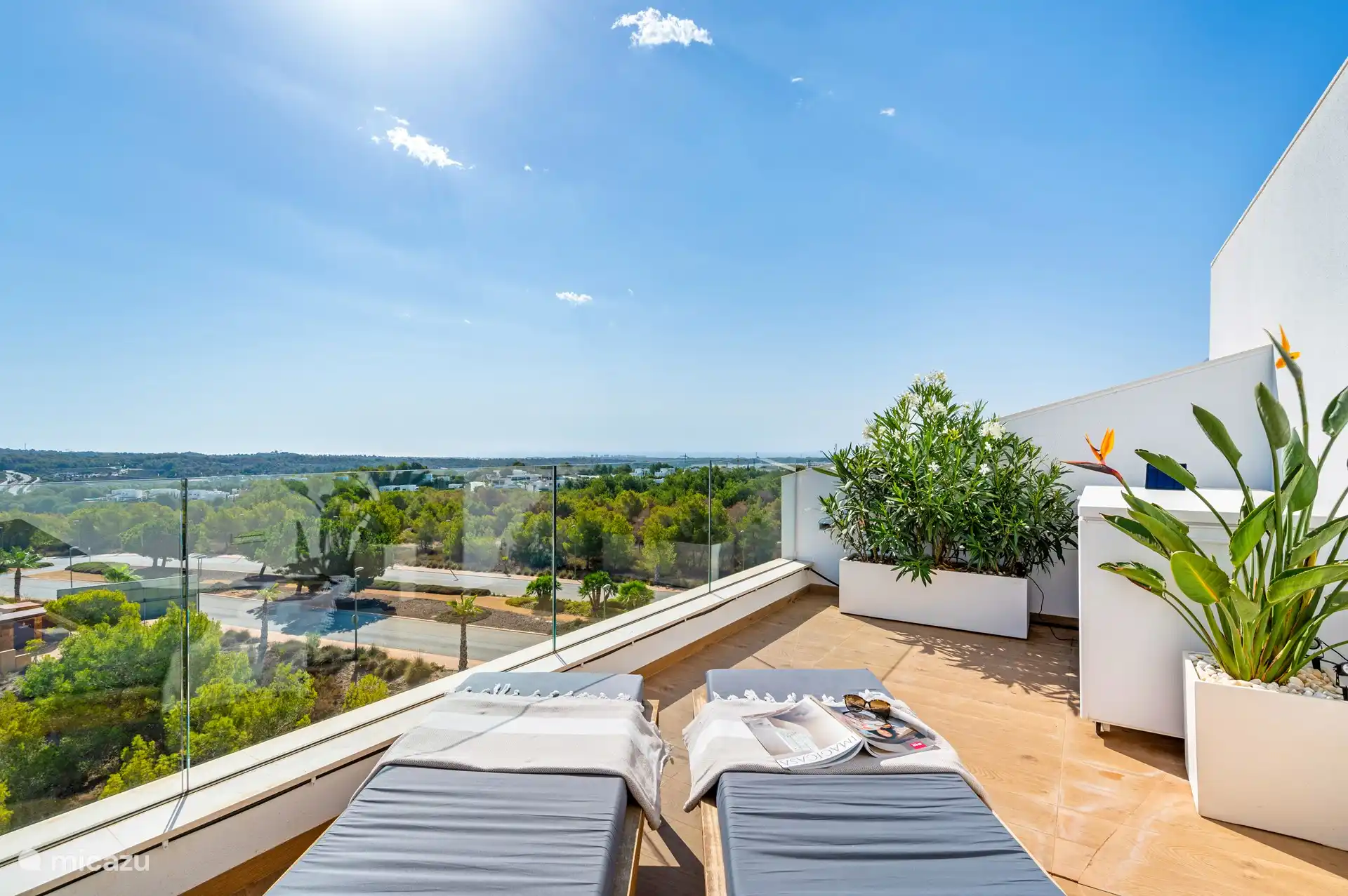 Sonnenliegen auf der Dachterrasse