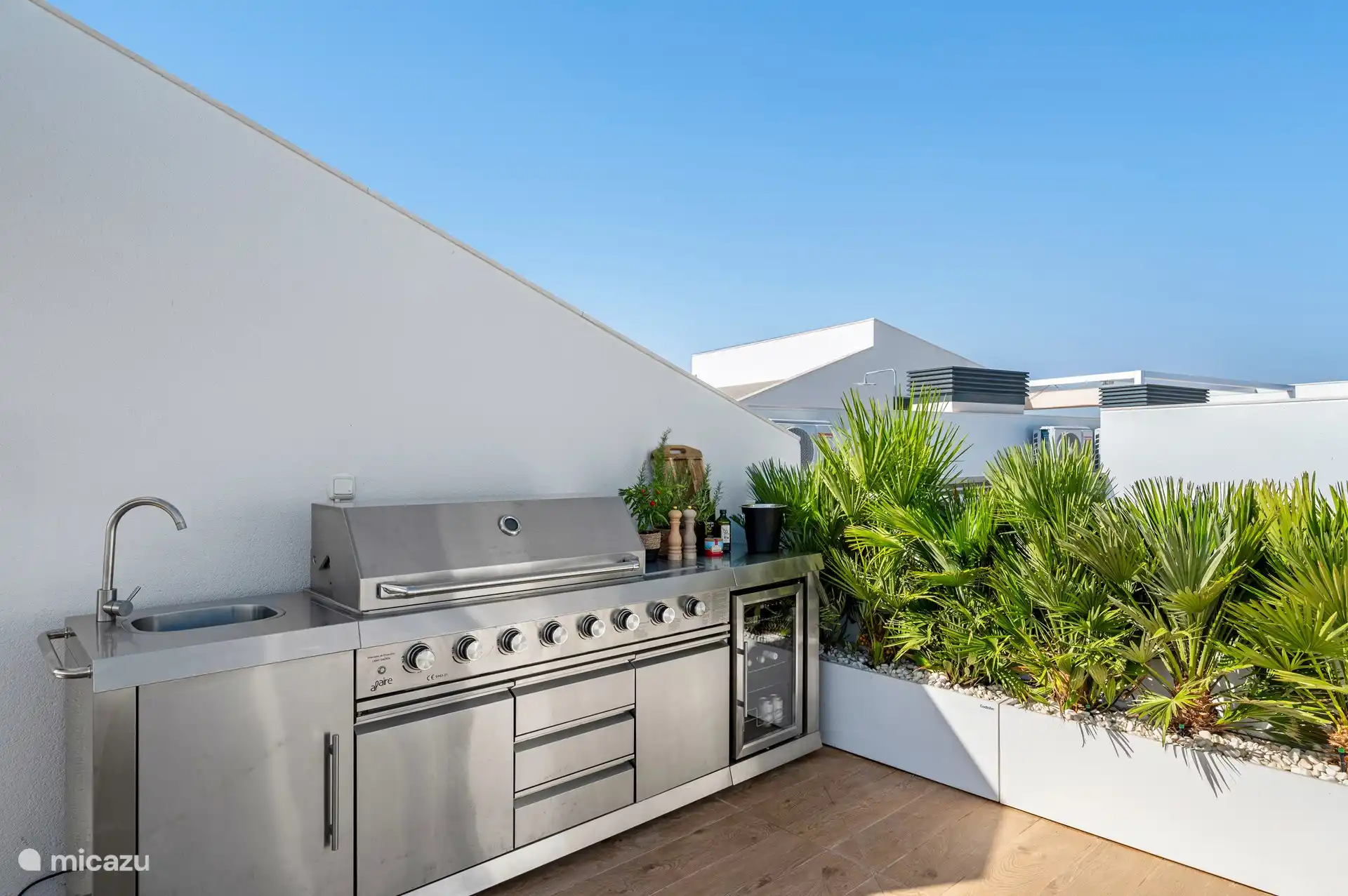 Außenküche mit Spüle, Grill, Grillplatte, Herd und Kühlschrank