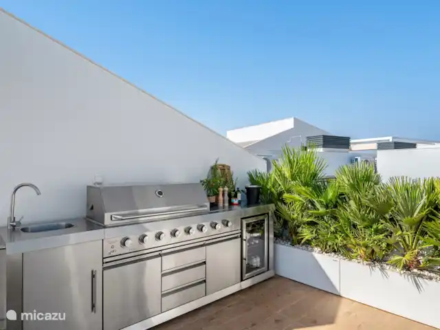 Mandarino penthouse las colinas golf en España, Costa Blanca, Orihuela Costa - apartamento Cocina exterior con fregadero, barbacoa, placa grill, vitrocerámica y nevera