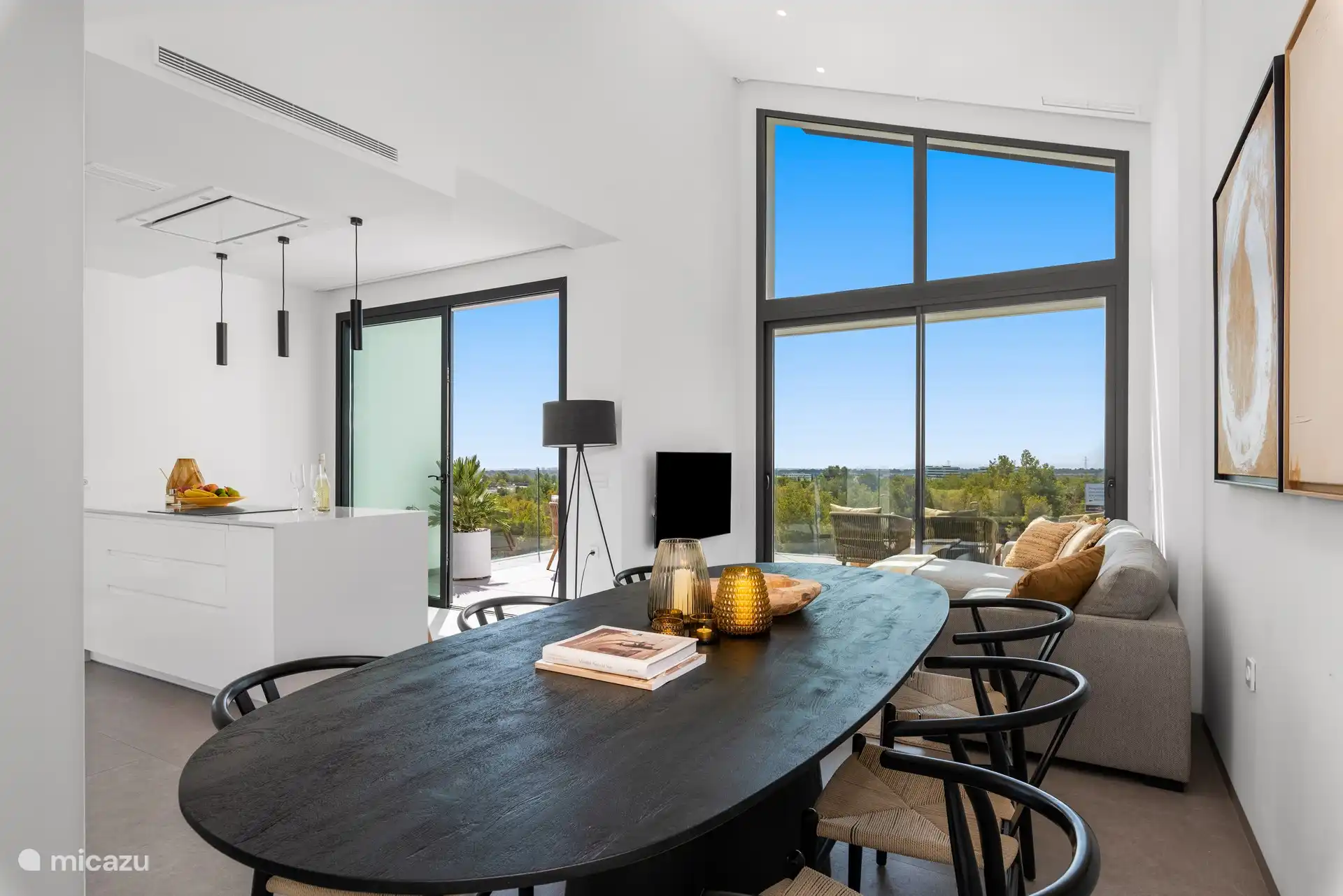 Viel Licht durch hohe Fenster 