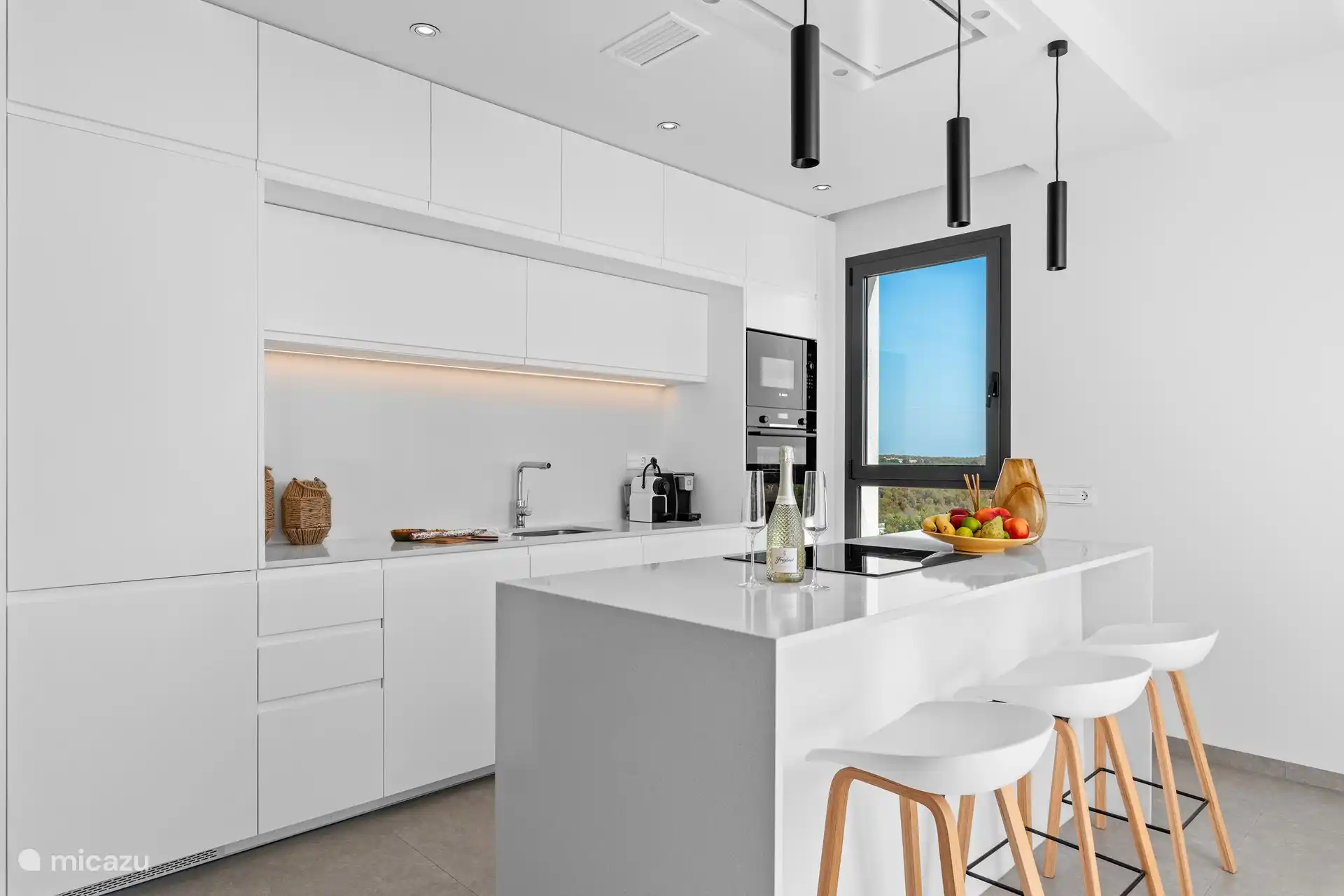 Hervorragend ausgestattete Küche mit Kochinsel