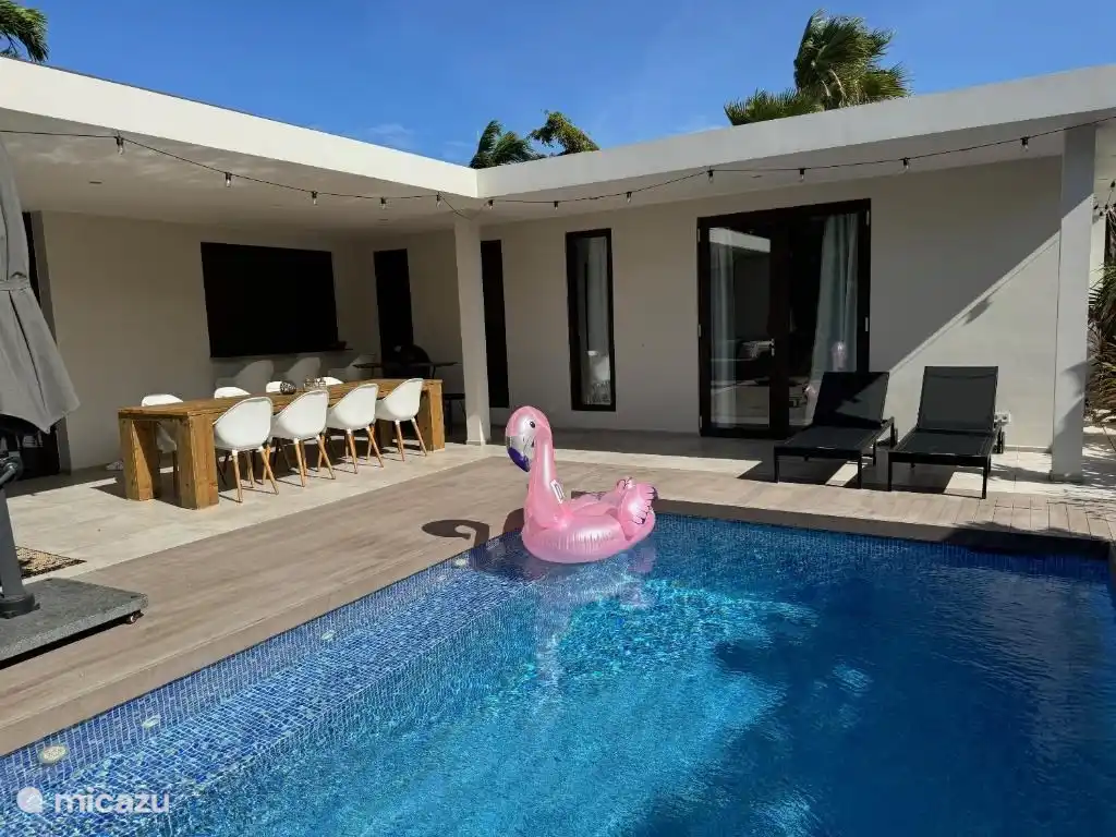 Privater Swimmingpool mit Grill und Tisch im Freien