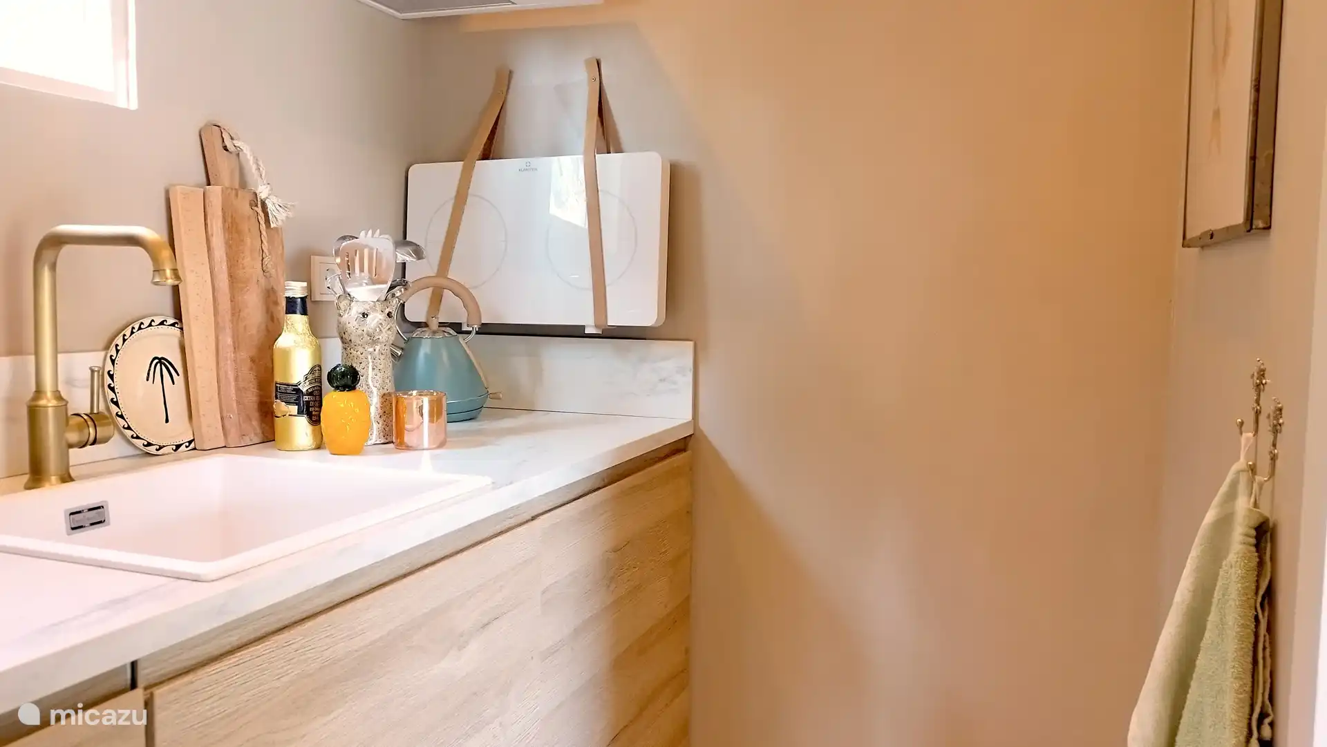 Induktionsherd mit 2 Kochplatten.