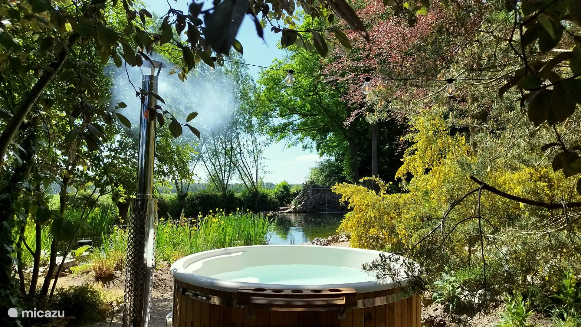 Erleben Sie die wunderbare Wärme des holzbefeuerten Whirlpools und lauschen Sie dem knisternden Feuer, während Sie sich unter den Sternen entspannen.