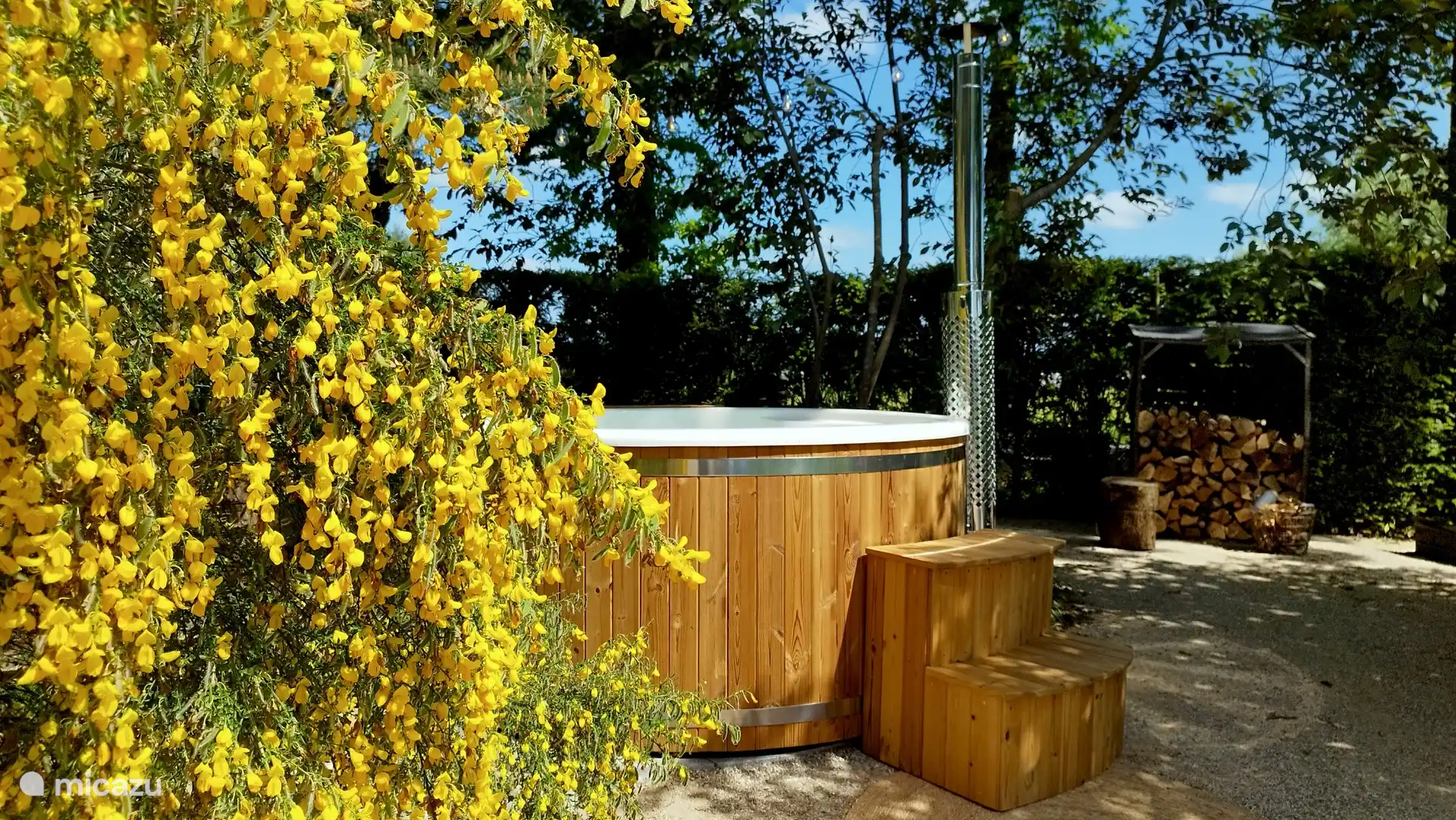 Genießen Sie den authentischen holzbefeuerten Whirlpool.