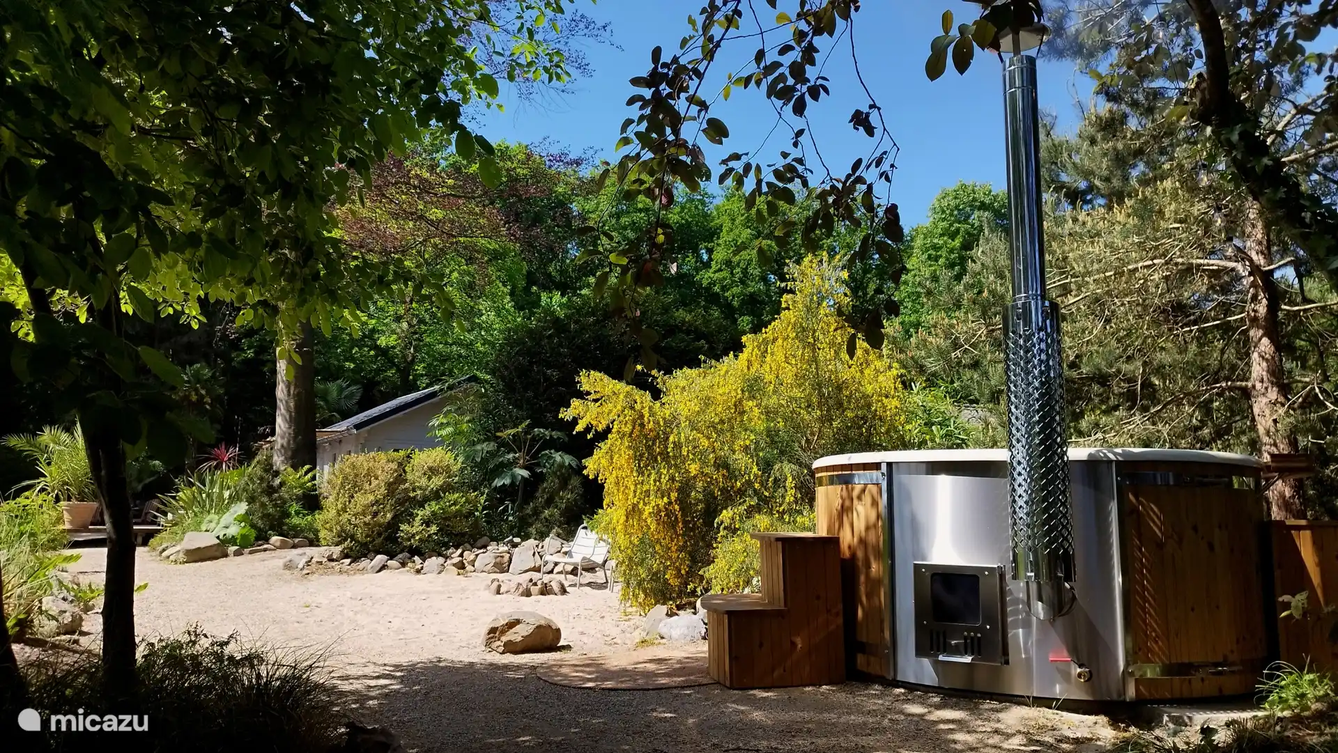 Genießen Sie den authentischen holzbefeuerten Whirlpool.