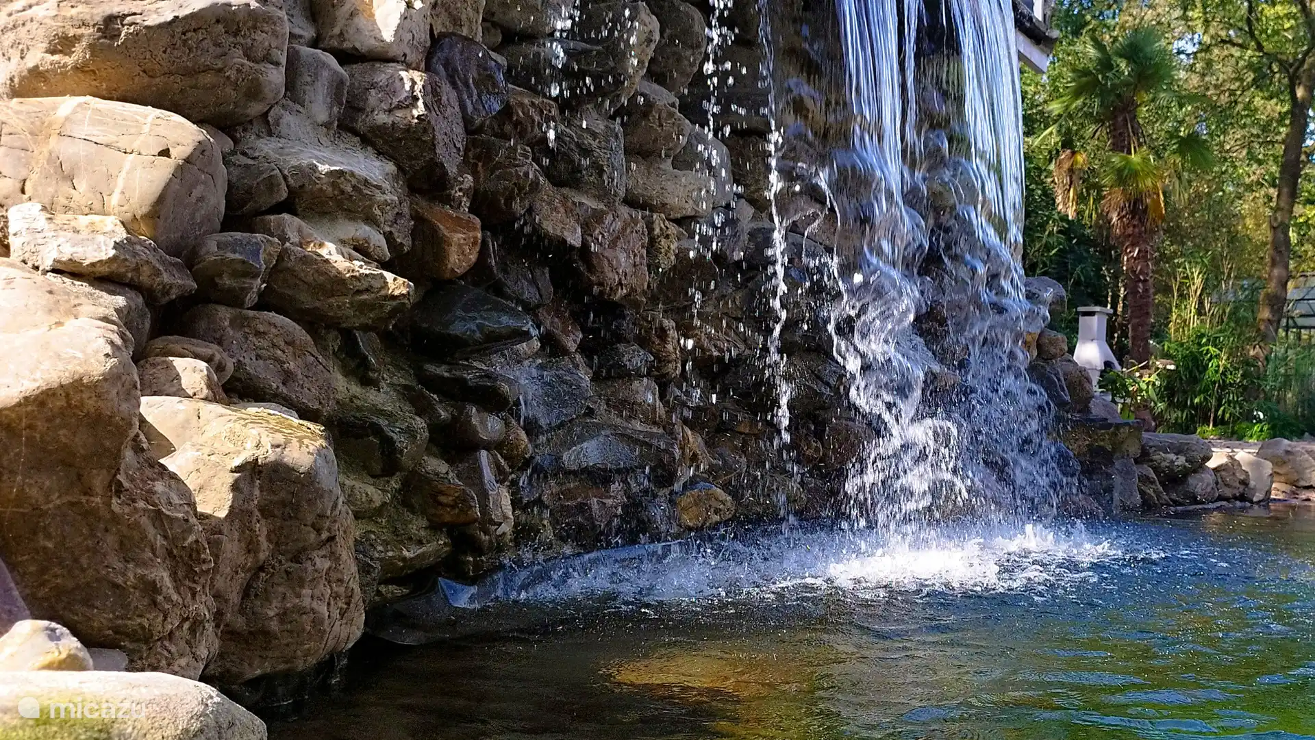 Cascade avec piscine froide.