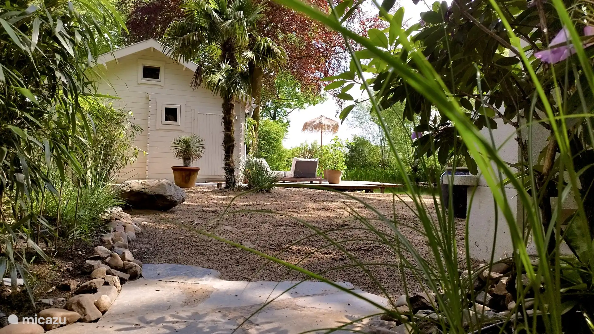 Dein eigener Strand, umgeben von Palmen.