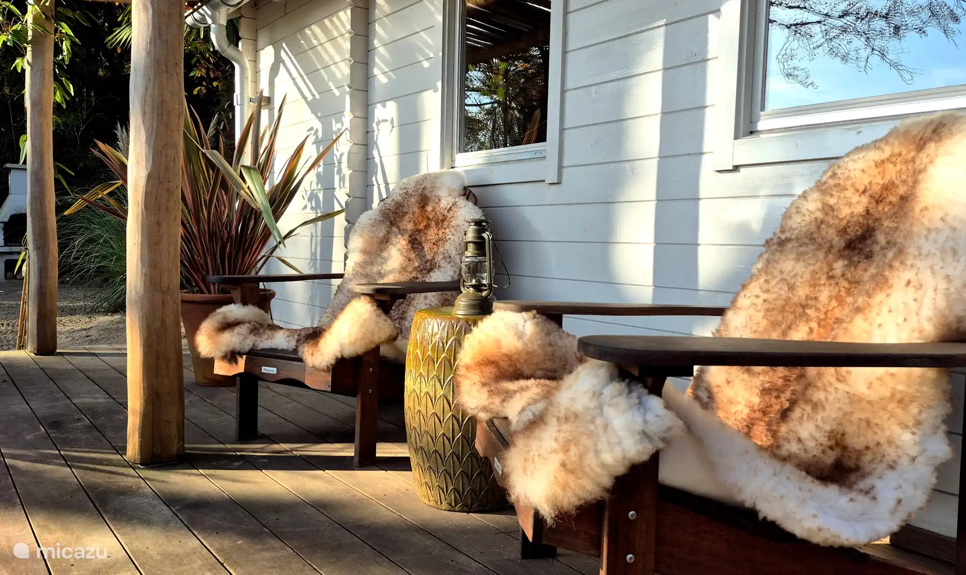 Im Winter ersetzen wir das Liegesofa durch bequeme, geräumige Gartenstühle.