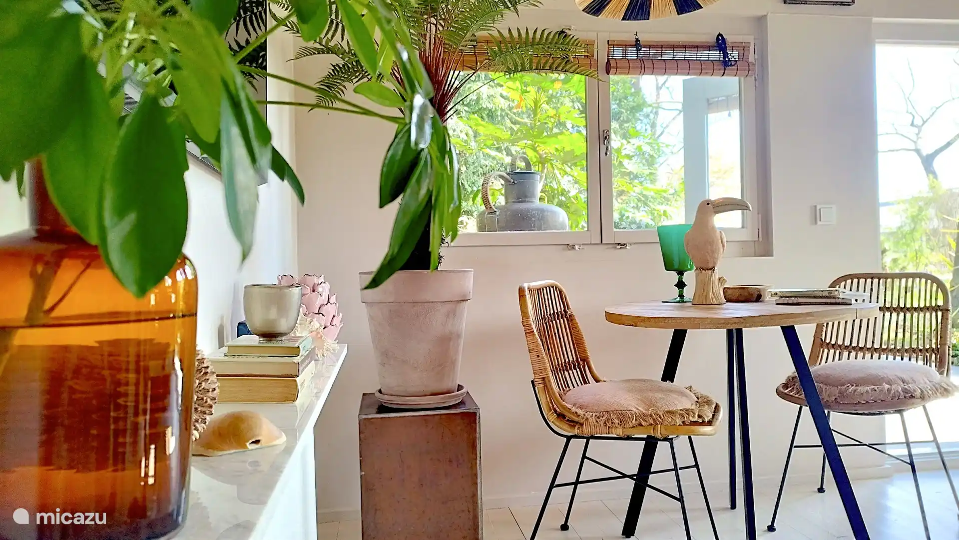 Esstisch und Stühle.