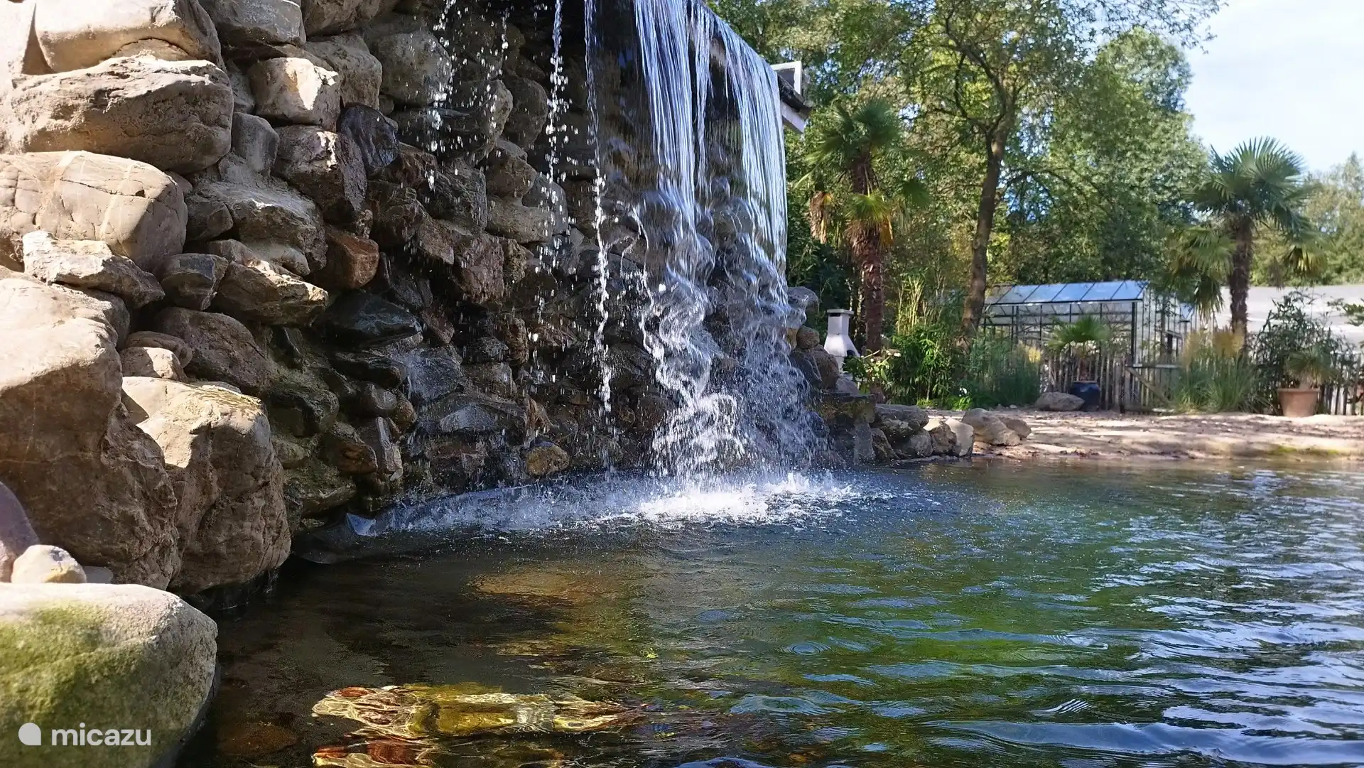 Hören Sie das beruhigende Geräusch des Wasserfalls.
