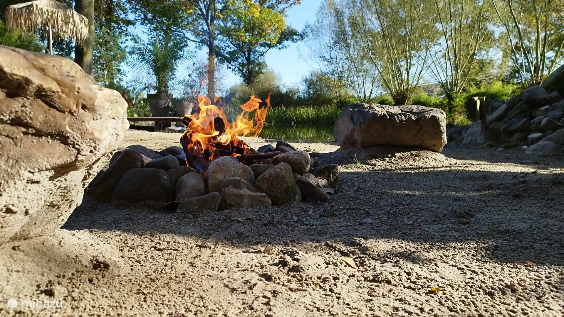 Den Tag mit einem romantischen Lagerfeuer beenden.