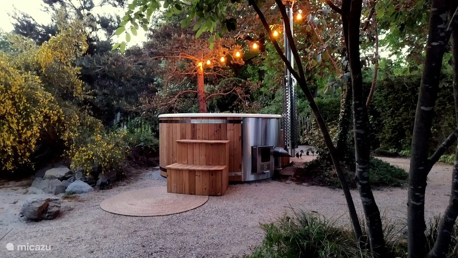 Erleben Sie die wunderbare Wärme des holzbefeuerten Whirlpools und lauschen Sie dem knisternden Feuer, während Sie sich unter den Sternen entspannen.