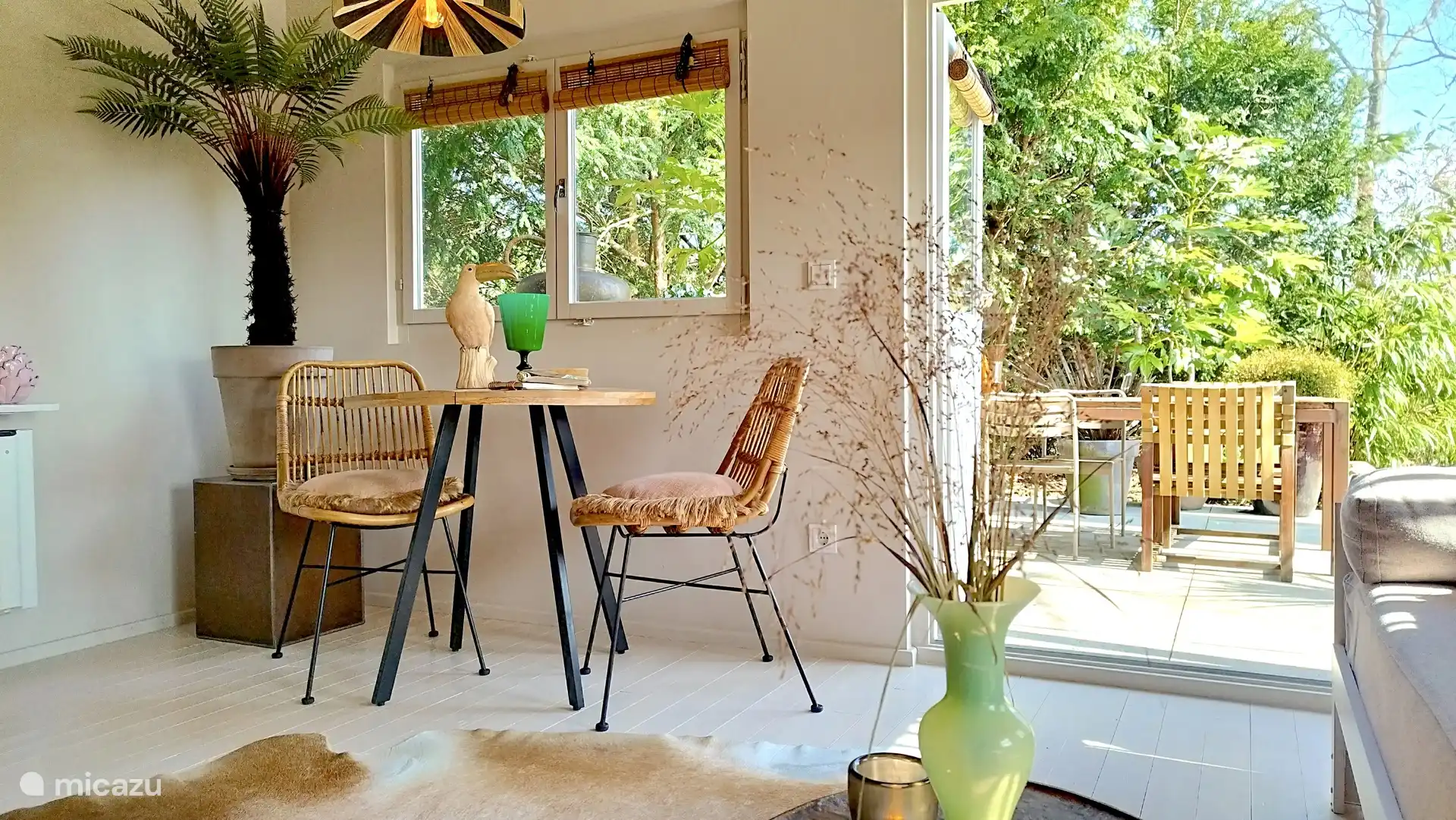 Essbereich mit französischen Türen.