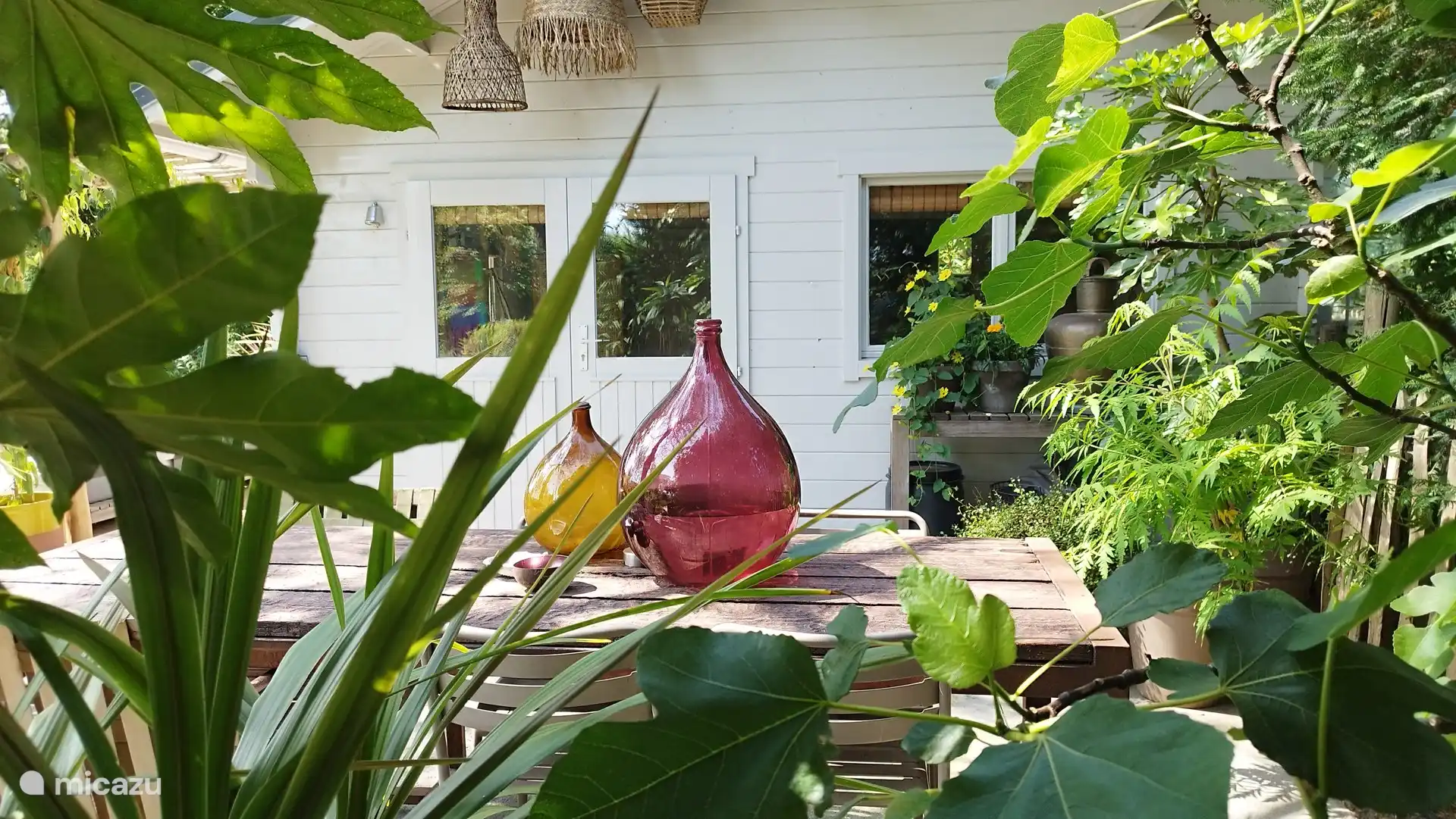 Gartentisch in üppigem Grün.