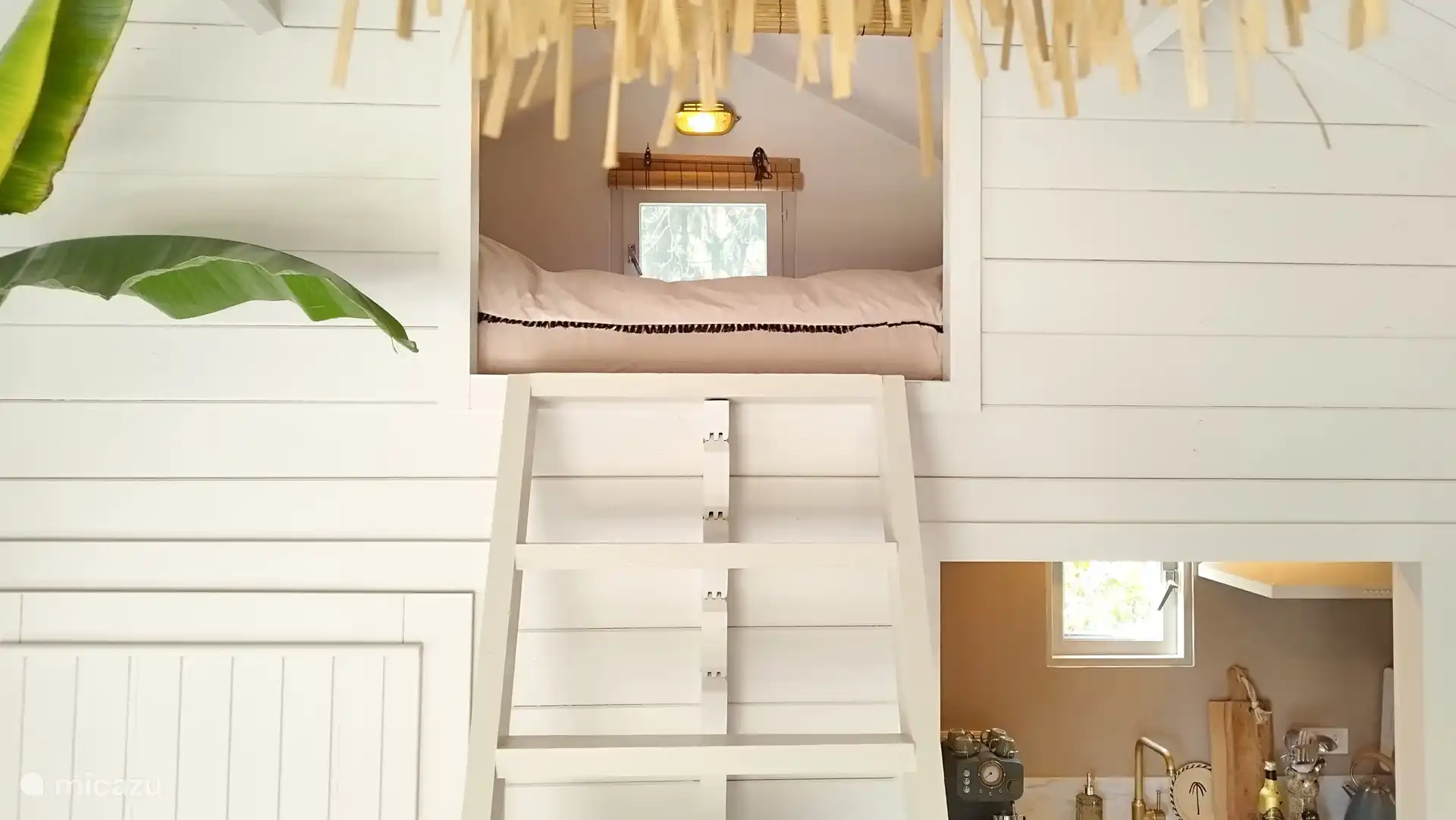 Im Schlafboden mit Treppen können Sie auf das 2-Personen-Schlafsofa im Wohnzimmer wechseln.