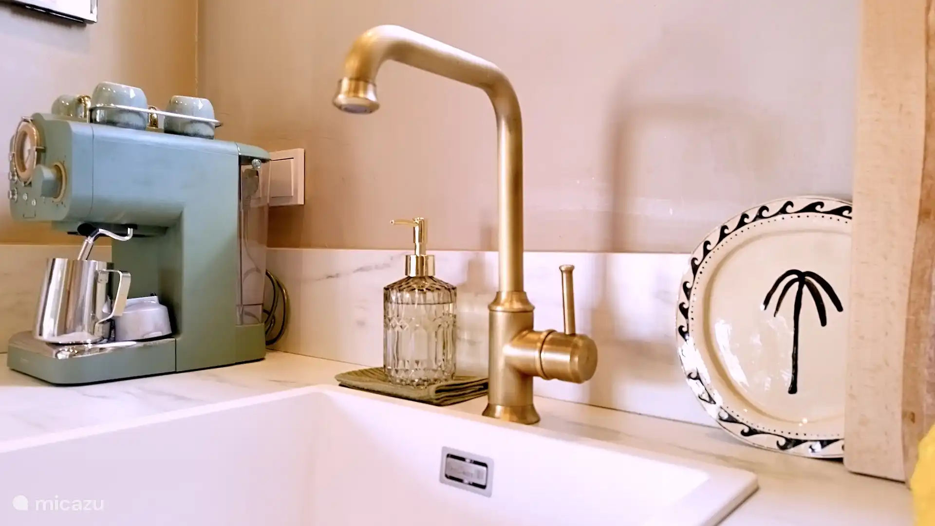 Voll ausgestattete Küche.