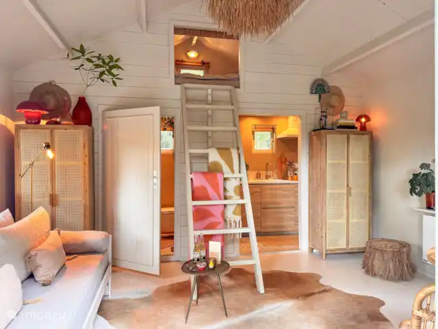 CoCo Cabin en Países Bajos, Utrecht, Woudenberg - casa pequeña  Sala de estar con escaleras a la buhardilla para dormir