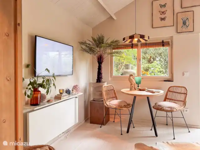 CoCo Cabin en Países Bajos, Utrecht, Woudenberg - casa pequeña  Mesa de comedor y televisión