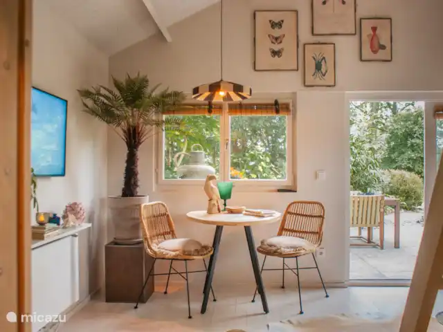 CoCo Cabin en Países Bajos, Utrecht, Woudenberg - casa pequeña  Mesa de comedor y televisión