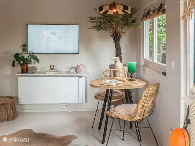CoCo Cabin en Países Bajos, Utrecht, Woudenberg - casa pequeña  Televisión y mesa de comedor
