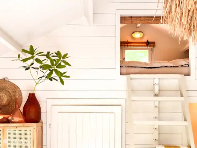 CoCo Cabin en Países Bajos, Utrecht, Woudenberg - casa pequeña  Escaleras a la buhardilla para dormir