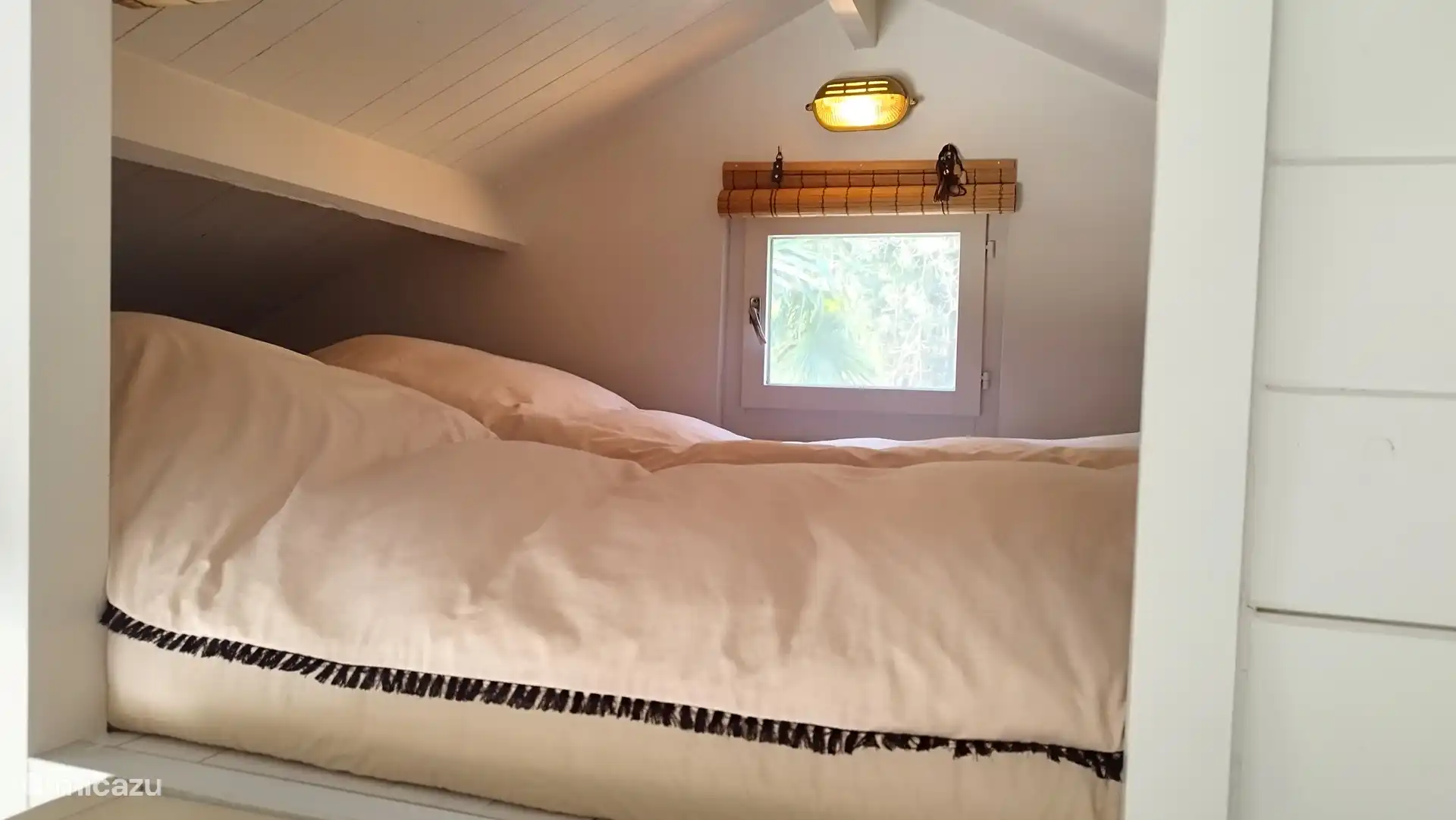 Eine 2-Personen-Bodenmatratze in unserem Wohnheim, wenn dir das nicht gefällt, kannst du auf das 2-Personen-Sofa im Wohnzimmer umziehen.