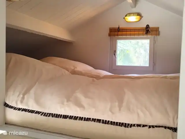 CoCo Cabin en Países Bajos, Utrecht, Woudenberg - casa pequeña  Colchón de suelo para 2 personas en nuestro altillo, si no le gusta esto es posible dormir abajo en el sofá cama para 2 personas.