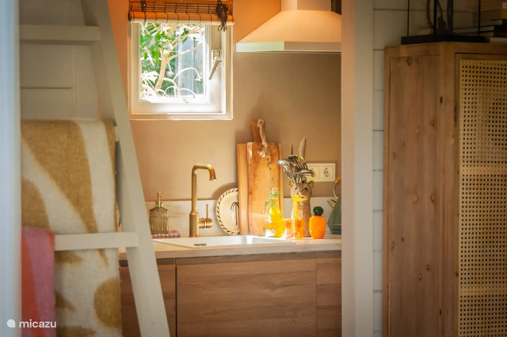 Komplette Küche mit Geschirrspüler, 2-Brenner-Einzug, Espressomaschine, Wasserkocher, Kohleschrank, Toaster sowie allen Kochutensilien und Geschirr. Sehen Sie sich auch die vollständige Ausstattungsliste an.