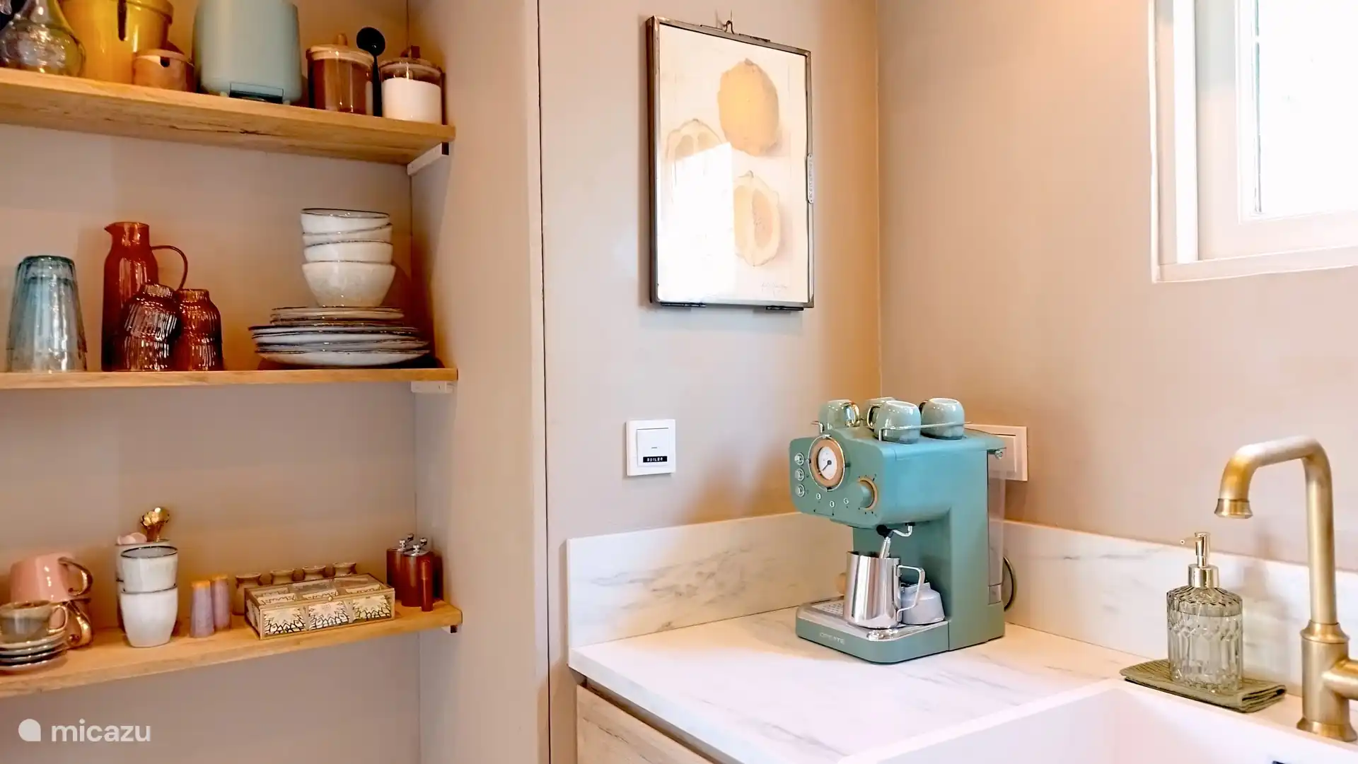 Komplette Küche mit Geschirrspüler, 2-Brenner-Einzug, Espressomaschine, Wasserkocher, Kohleschrank, Toaster sowie allen Kochutensilien und Geschirr. Sehen Sie sich auch die vollständige Ausstattungsliste an.