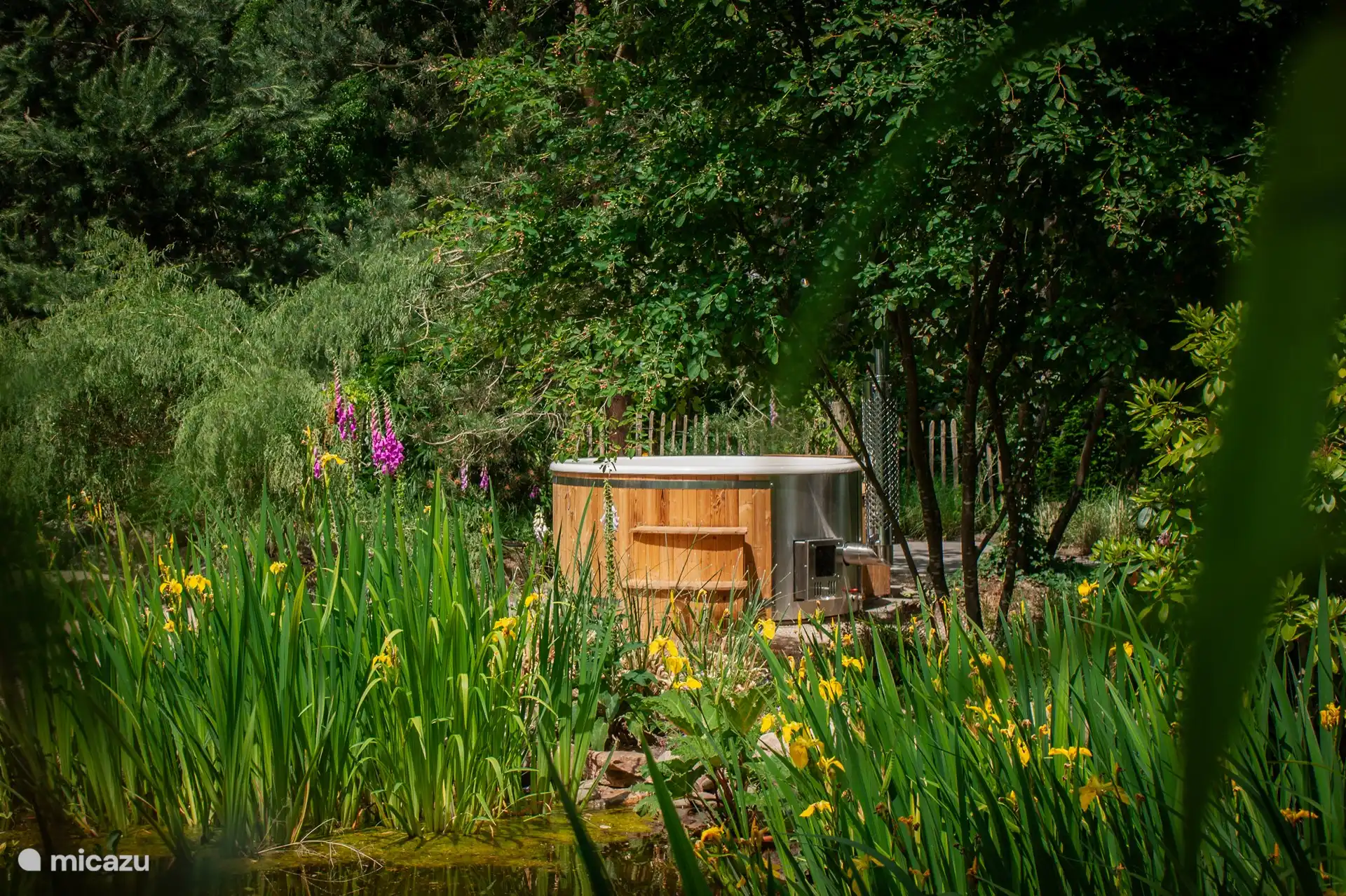 Genießen Sie den authentischen holzbefeuerten Whirlpool.
