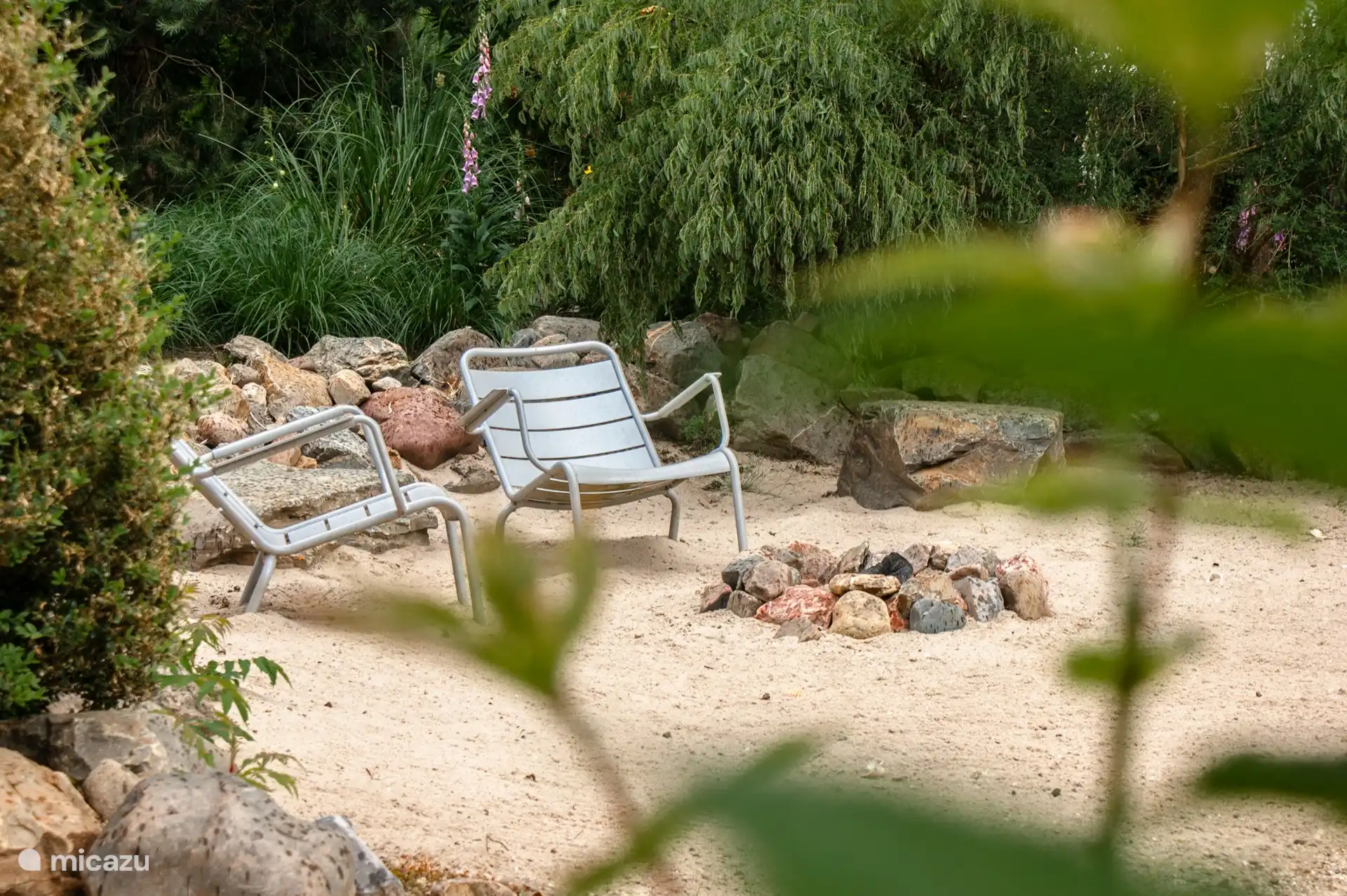 Den Tag mit einem romantischen Lagerfeuer beenden.