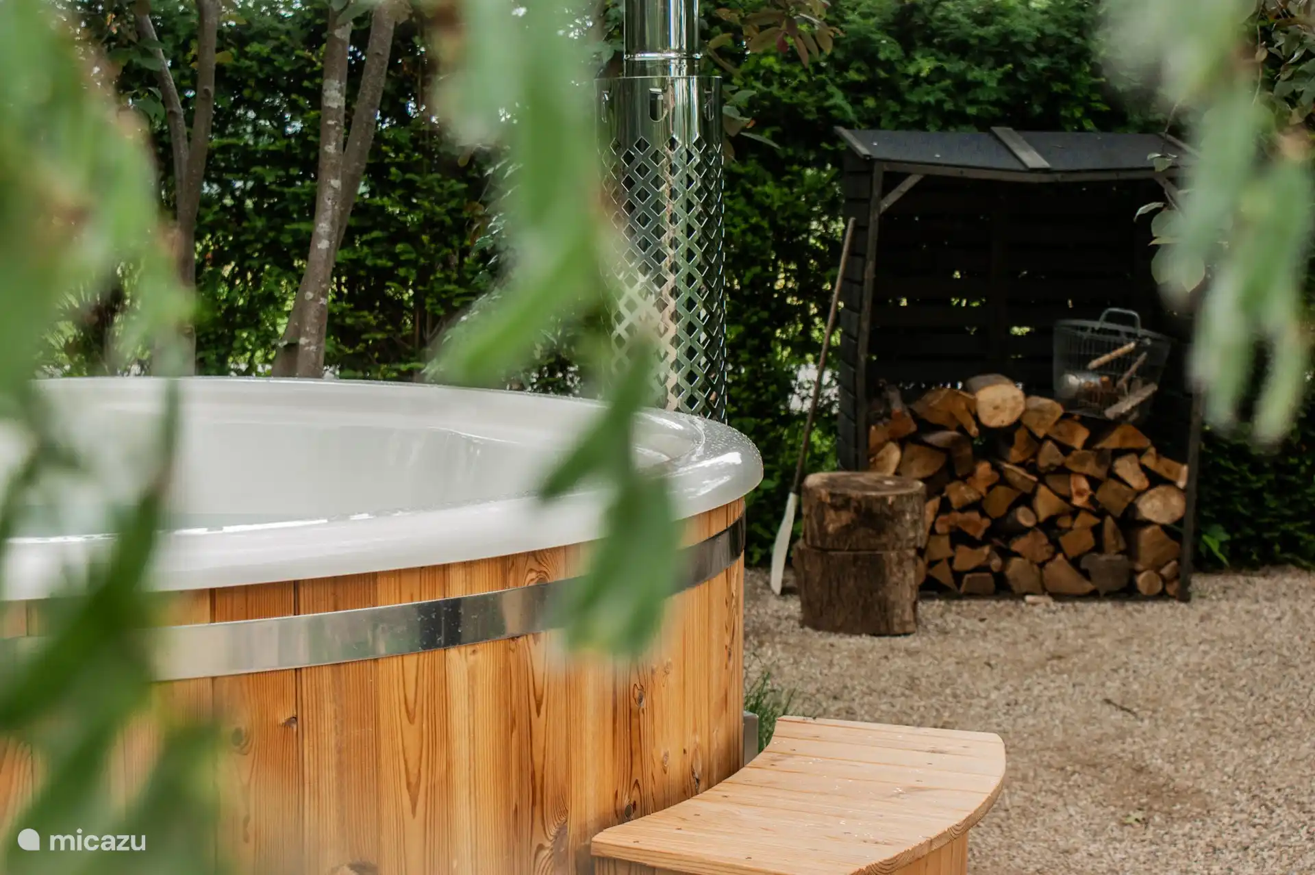 Genießen Sie den authentischen holzbefeuerten Whirlpool.