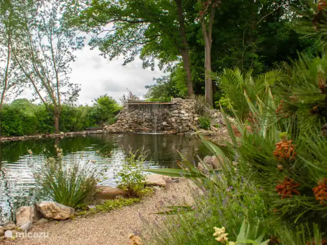 CoCo Cabin en Países Bajos, Utrecht, Woudenberg - casa pequeña  Cascada y estanque para nadar