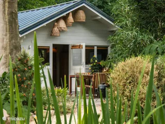 CoCo Cabin en Países Bajos, Utrecht, Woudenberg - casa pequeña  Mesa de jardín y entrada CoCo Cabin