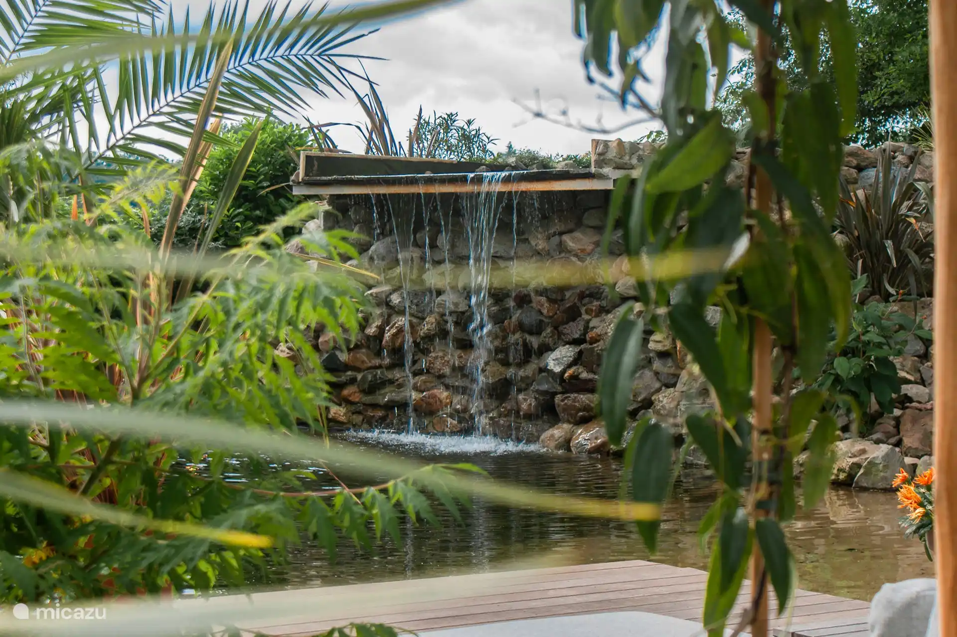 Hören Sie das beruhigende Geräusch des Wasserfalls.