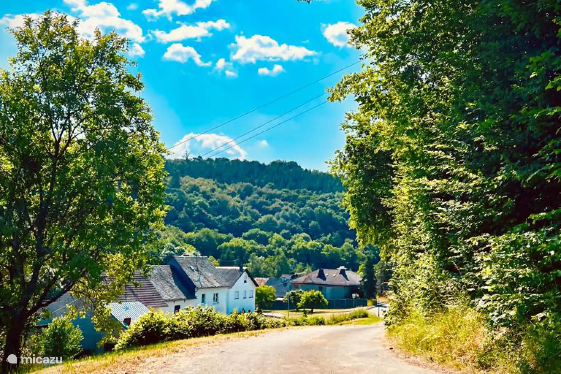 Oberelz. Wanderweg zum oberen Oberelz. Der Weg befindet sich in der Nähe unseres Hauses und ist über die Haubtstraße zu erreichen. Darüber hinaus können Sie durch Wiesen und Waldstücke spazieren gehen, ideal auch für Hunde.