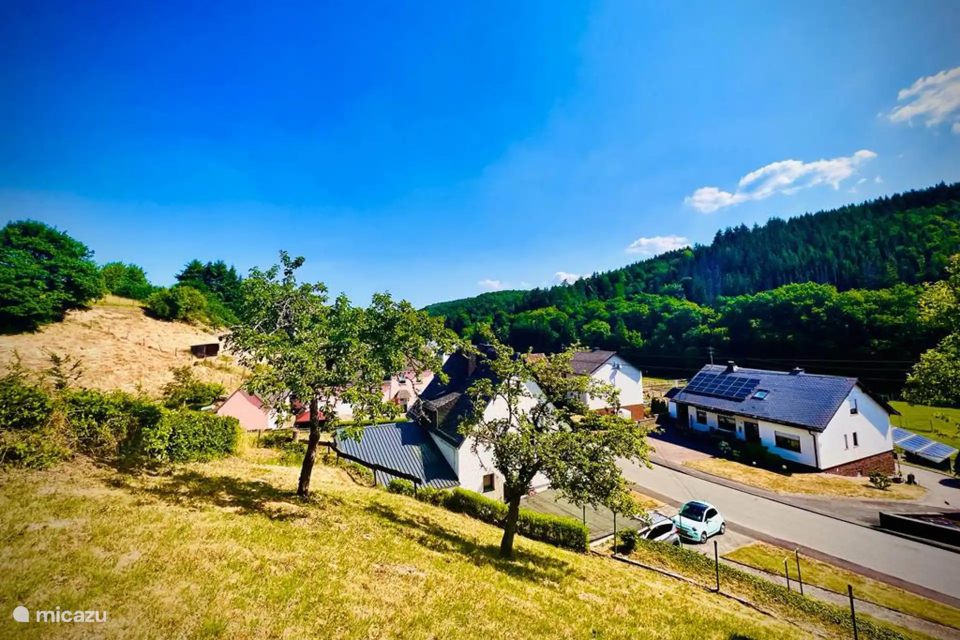 Das Monnickenhaus. Draufsicht auf das Haus vom Garten aus. Der Garten besteht teilweise aus einem Berg und dieses Foto wurde von oben aufgenommen. 