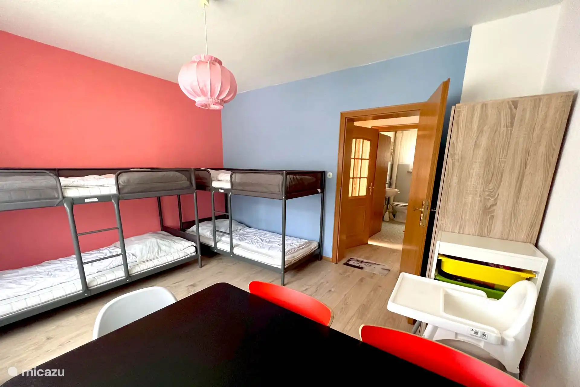 Kinderzimmer im Erdgeschoss. Zwei Etagenbetten für max. 4 Kinder. Ebenfalls vorhanden ist ein Spieltisch für die Kinder, ein Schrank mit Spielzeug sowie eine kleine Bank und ein Hochstuhl.