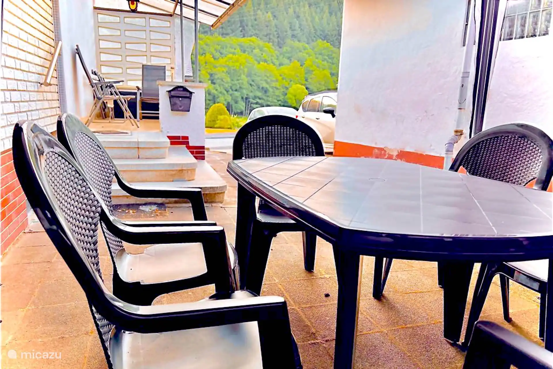 Gartentisch mit Stühlen im Hof verfügbar. Bei schönem Wetter können Sie hier sitzen, um etwas zu trinken oder draußen zu essen.