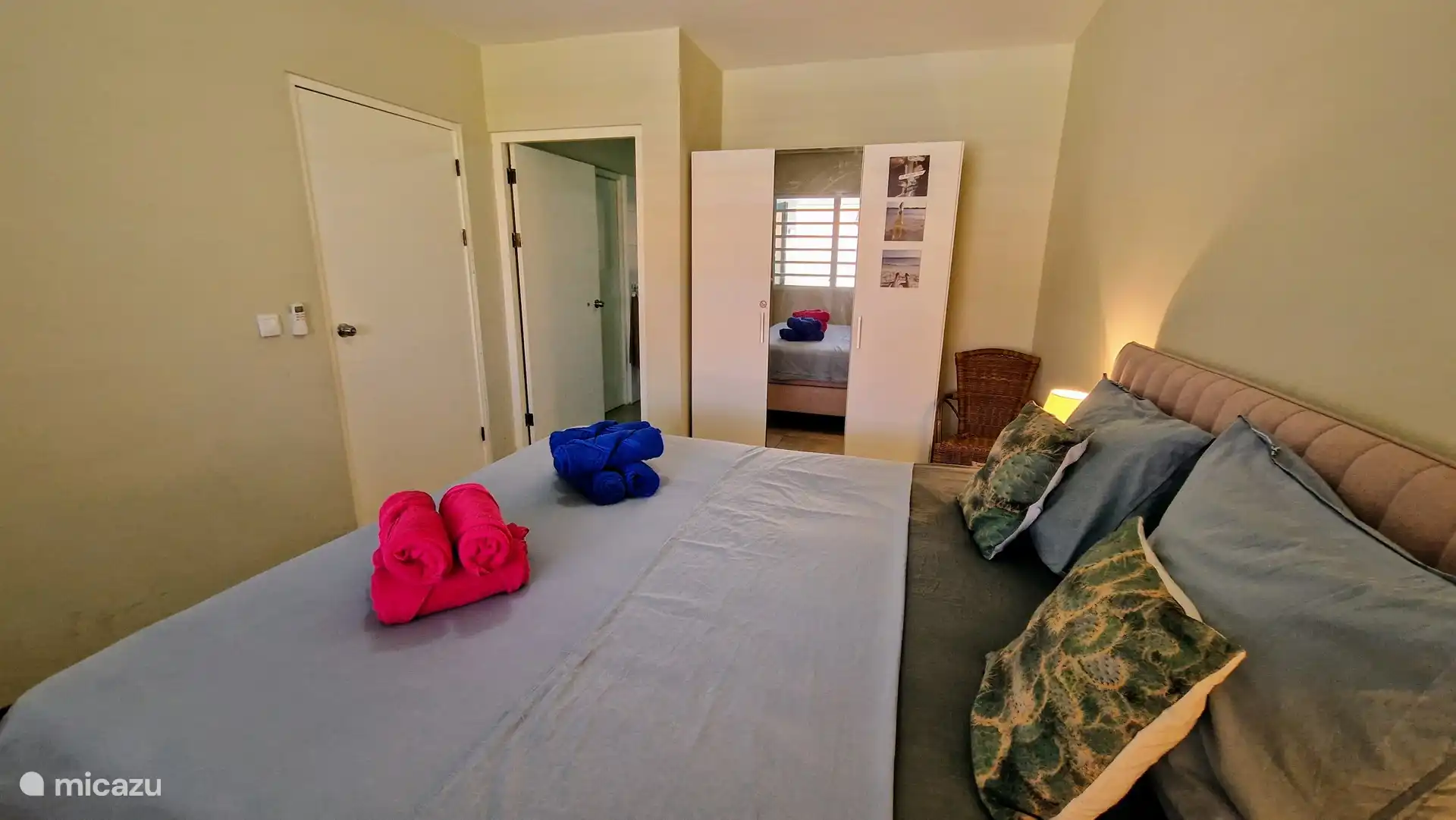 Hauptschlafzimmer mit Bad (halb) en-suite