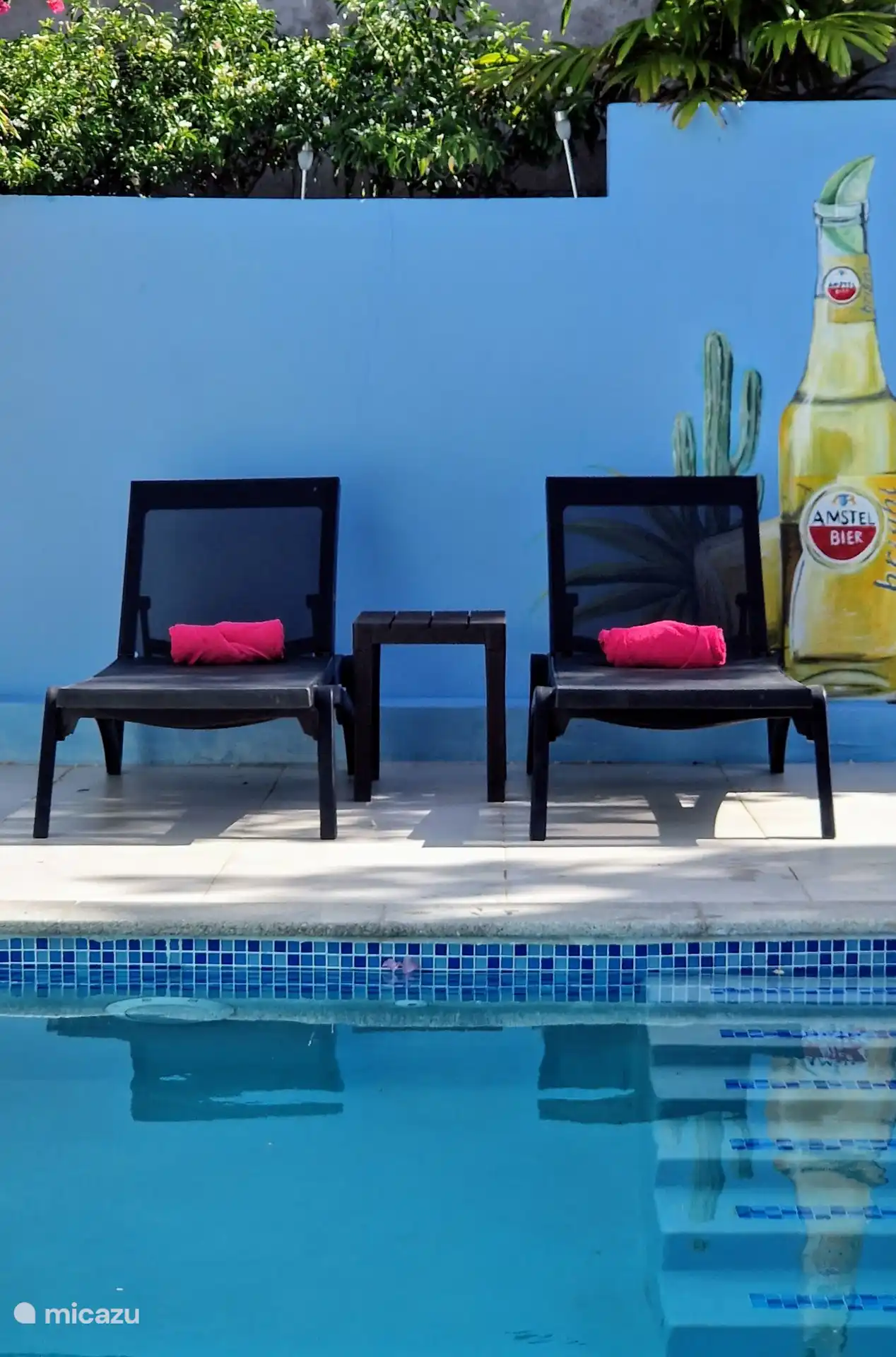 Liegestühle am privaten Pool