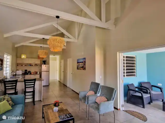 East Hill 23, con piscina privada en Curazao, Curazao Centro, Bottelier - casa vacacional Sala de estar con cocina abierta, puertas que dan a la zona de estar cubierta en la parte delantera