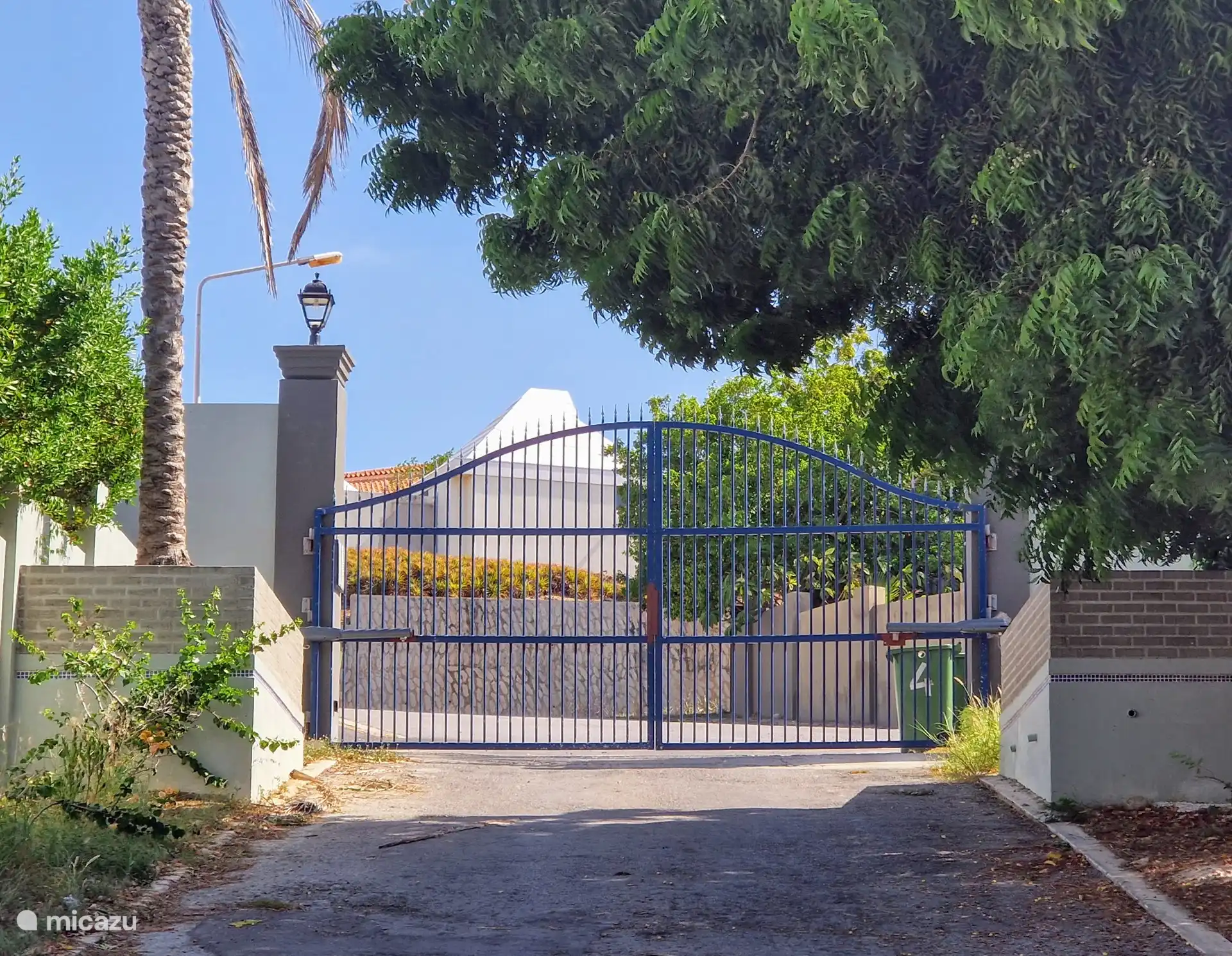 Eingang zum Resort (elektrisches Tor)