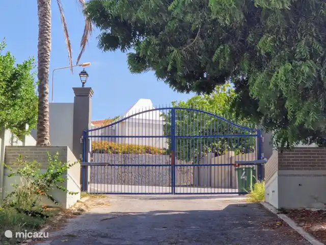 East Hill 23, con piscina privada en Curazao, Curazao Centro, Bottelier - casa vacacional Entrada al complejo (portón eléctrico)