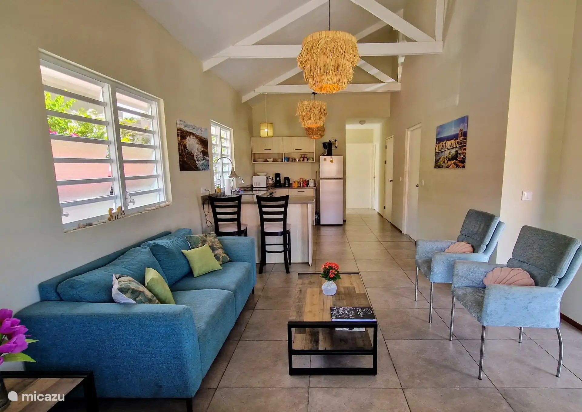 Wohnzimmer mit offener Küche