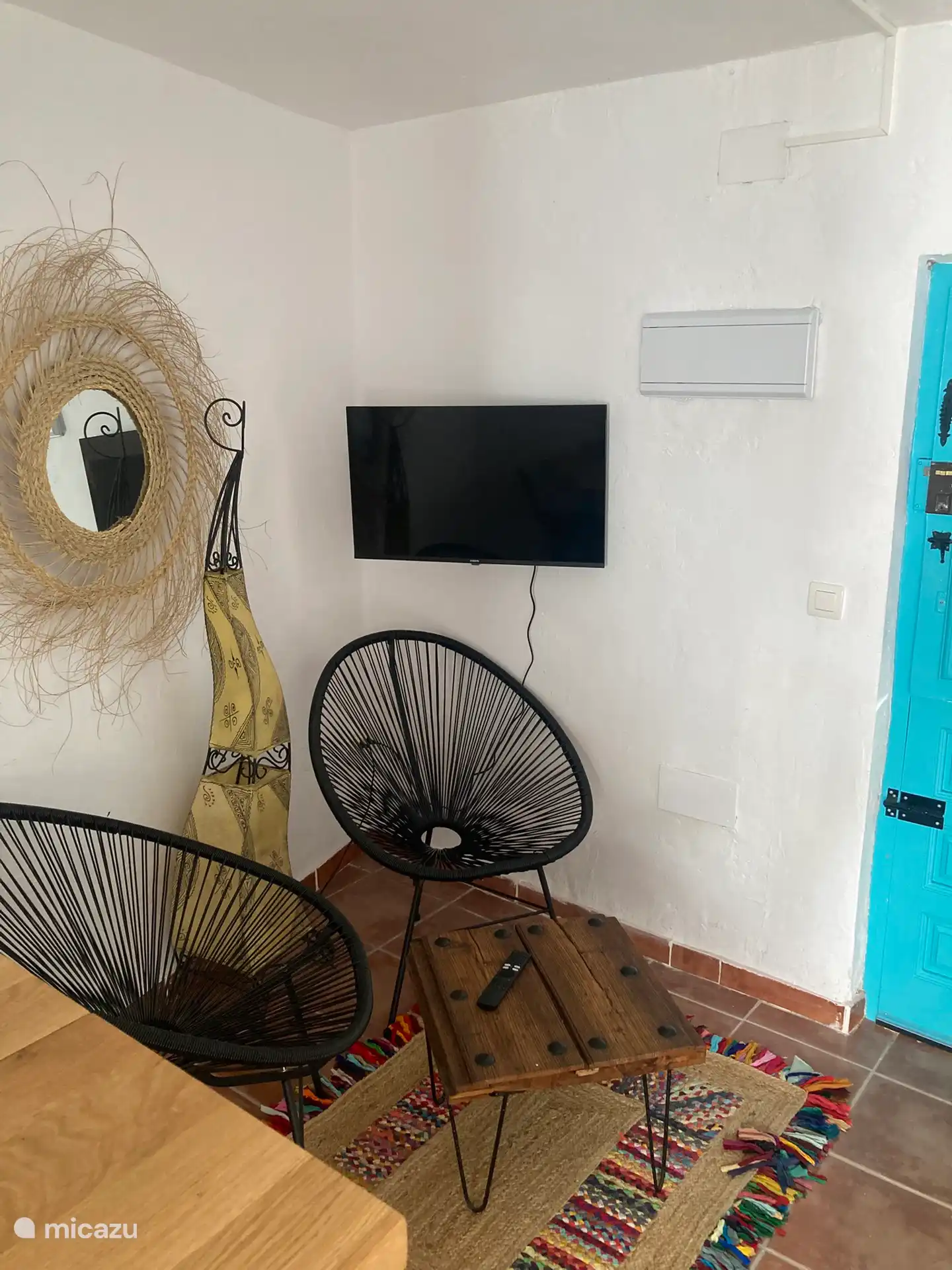 Sitzecke mit Smart-TV (Google TV)