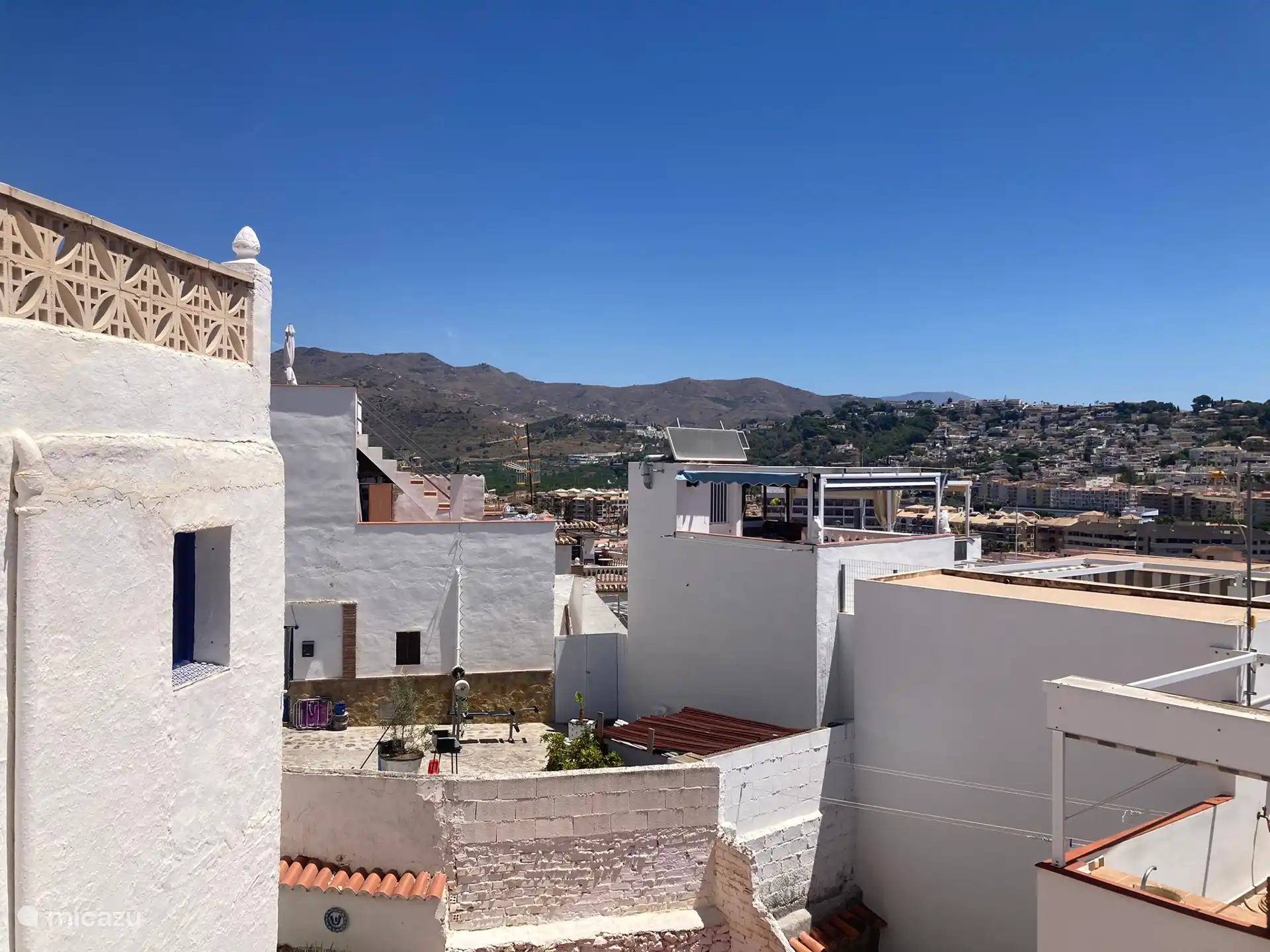 Blick über die Stadt und die dahinter liegenden Berge